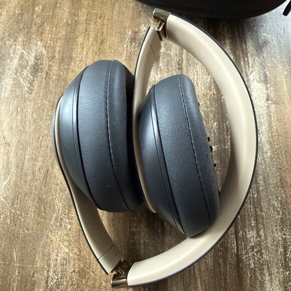 Beats by Dr. Dre Studio3 Bluetooth On Ear Wireless Headphones - Shadow Gray READ - Picture 6 of 6